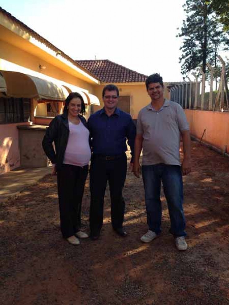  Na foto Enfermeira Sumaia Zanon, Prefeito Samir e Evandro Calarga responsável pela obra Construtora Morada do Sol de Osvaldo Cruz SP 