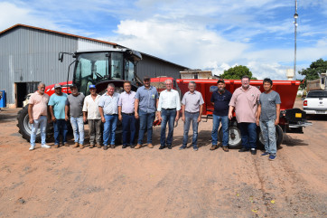 Prefeitura recebe 2 tratores e repassa um trator e 8 implementos para associação dos Produtores Rurais de Parapuã