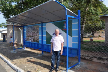 Prefeitura realiza a instalação de pontos de ônibus.