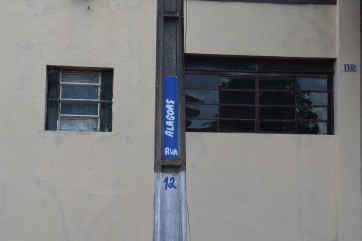 Prefeitura realiza pinturas em postes com nomes de ruas e numeração.