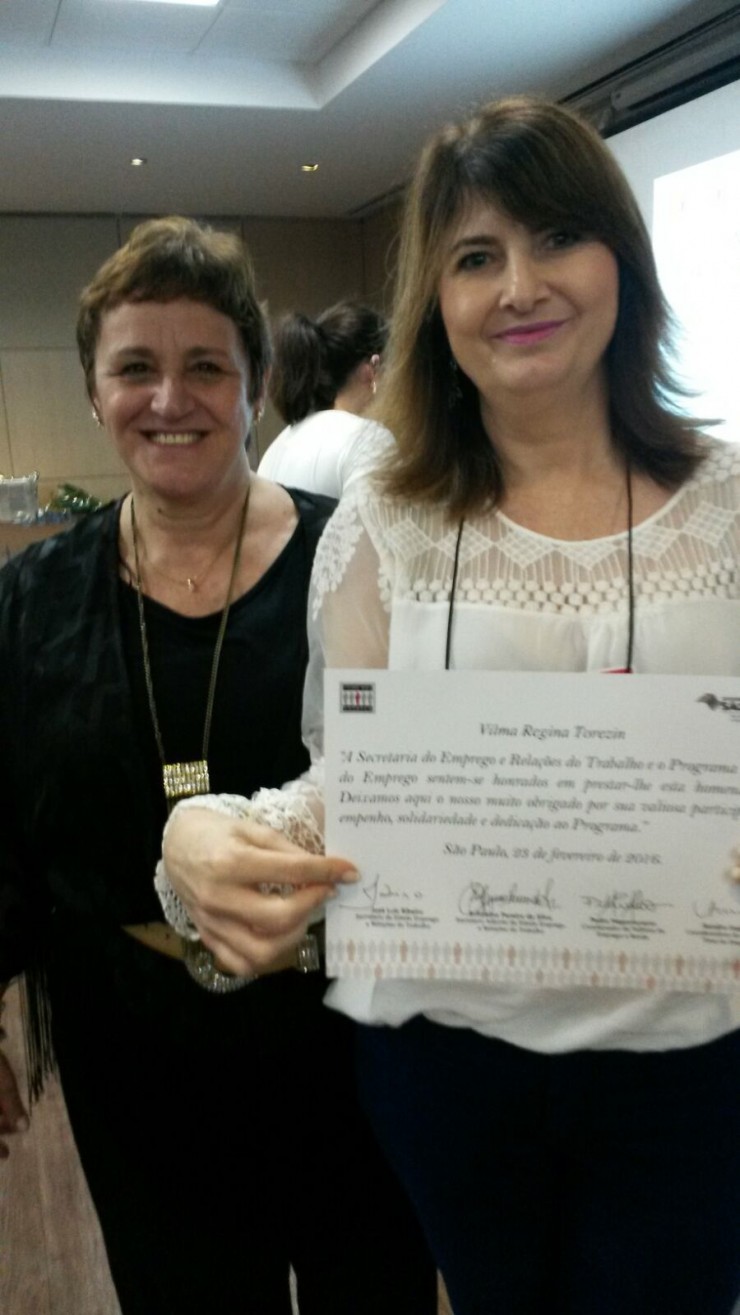  A facilitadora Vilma Regina Torezin recebe certificado do Time de Emprego 