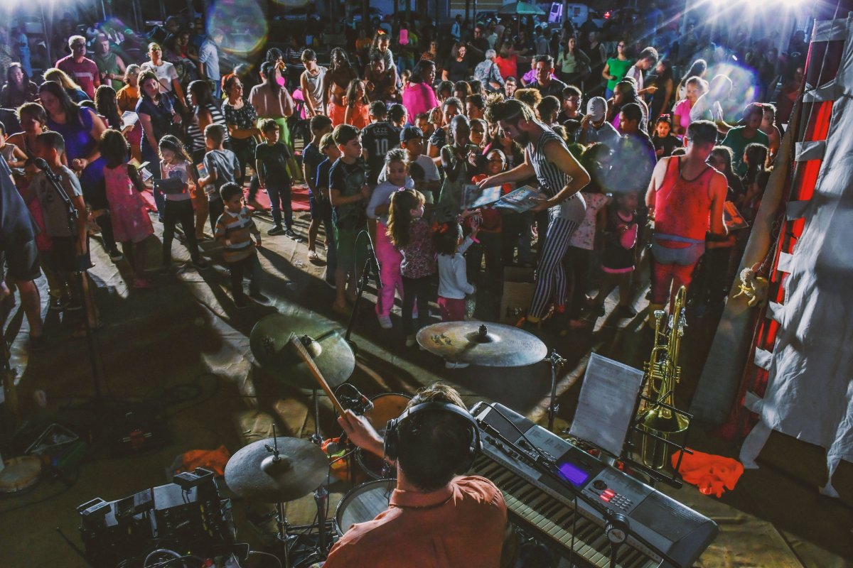 PARAPUÃ RECEBEU ESPETÁCULO COM O GRUPO ROSA DOS VENTOS DOMINGO