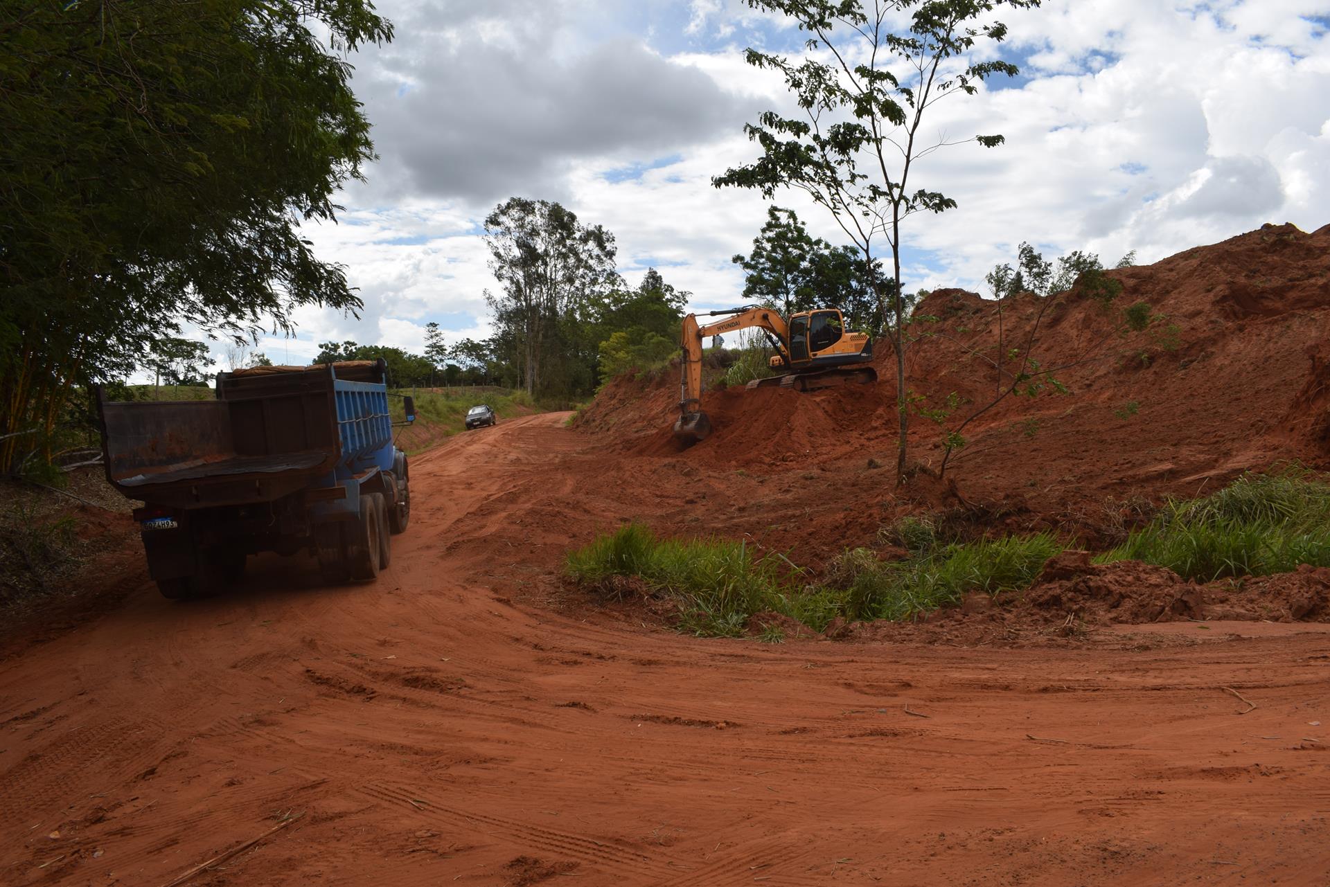 Prefeitura de Parapuã está realizando manutenção de estrada rural em parceria com o Governo do Estado de São Paulo.