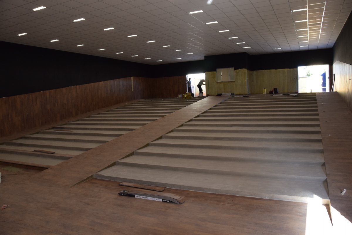 Prefeito e Vice-Prefeito Visitam Obras de Construção de Sala de Vídeo Anfiteatro na Escola Zizi Pereira de Souza