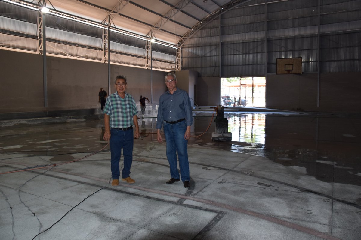 Prefeito Gilmar e Vice-prefeito Milton Mitio visitam obra de reforma do Ginásio de Esportes