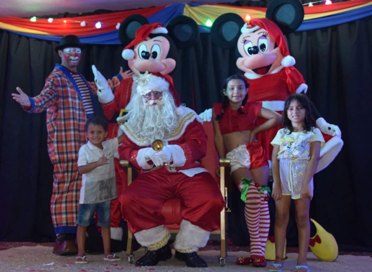 Realizada chegada do Papai Noel na Praça com distribuição gratuita brinquedos e apresentações de personagens.